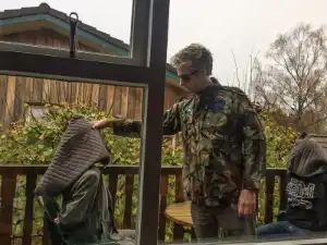 Enge scene op balkon van een kamer.webp